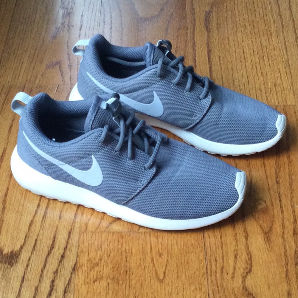 womens white nike roshe shoes